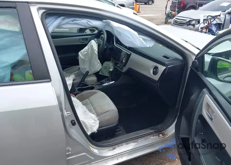 2018 Toyota Corolla Le z USA, uszkodzony, nr VIN 5YFBURHE2JP841858